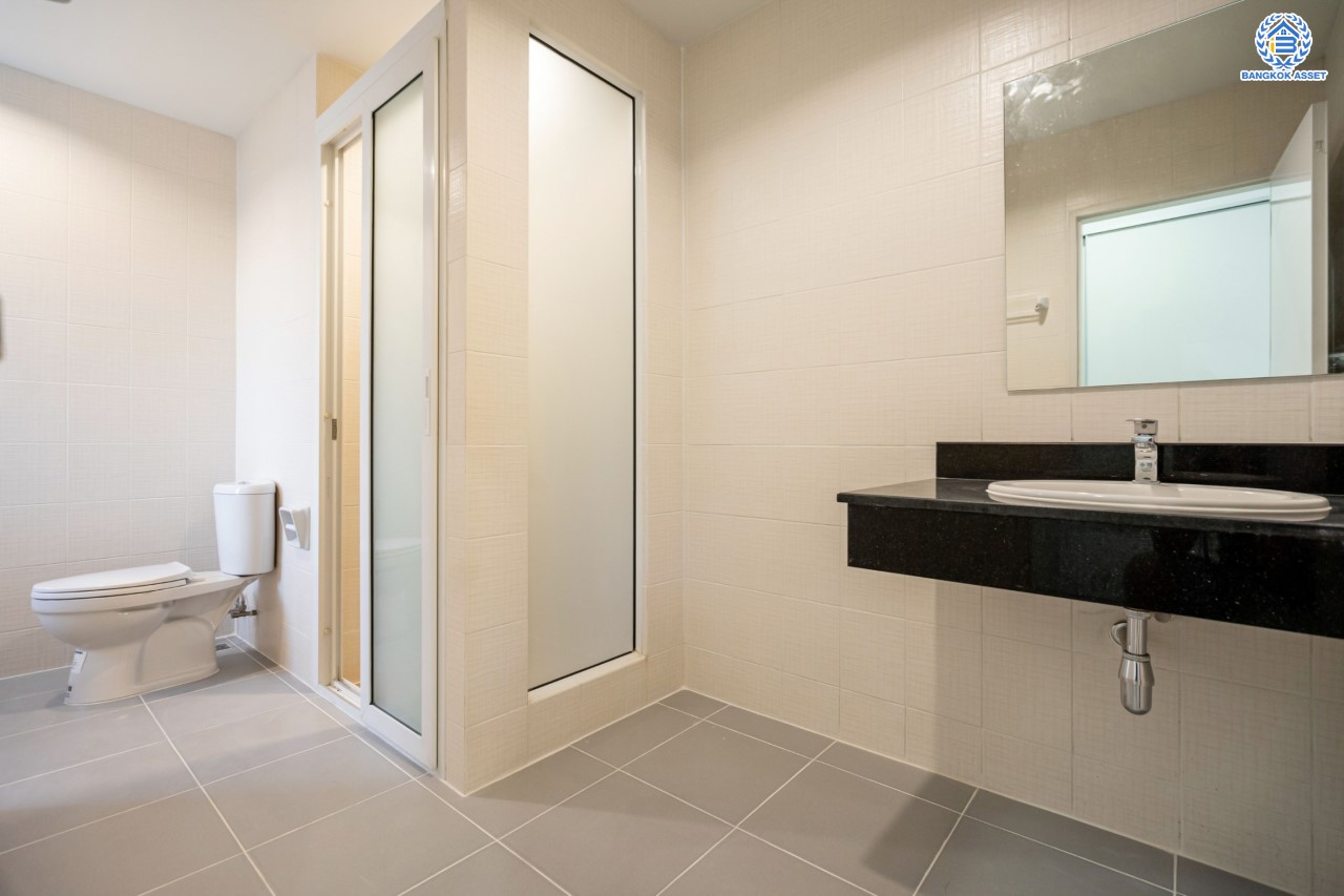 บ้านมือสองตกแต่งใหม่ ม.สิริกานต์3 บางใหญ่-กาญจนาฯ หลังมุม เนื้อที่ 56.8 ตร.ว. ฟังก์ชัน 3 นอน 3 น้ำ จอดรถได้ 2 คัน พื้นที่ใช้สอยกว้างขวาง พร้อมเดินทางสะดวกสบาย ใกล้รถไฟฟ้า "สถานีคลองบางไผ่" และจุดขึ้นทางด่วน "ศรีรัช"